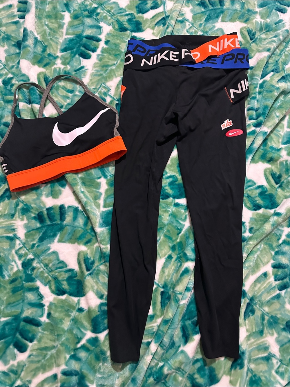 Super Cute Nike Pro Leggings & A Matching Sports Bra,M